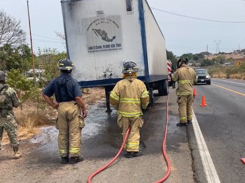 Tráiler se incendia en carretera Tepic-Mazatlán