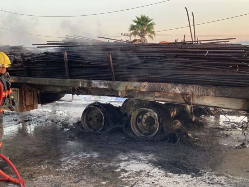 Tráiler se incendia en la México-Puebla