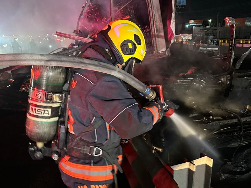 Tráiler se incendia en la Puebla-Orizaba