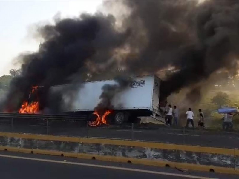 Traíler se incendia en la Tinaja.