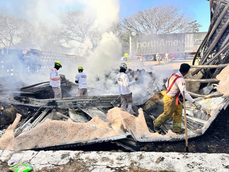 Tráiler se incendia en tramo carretero