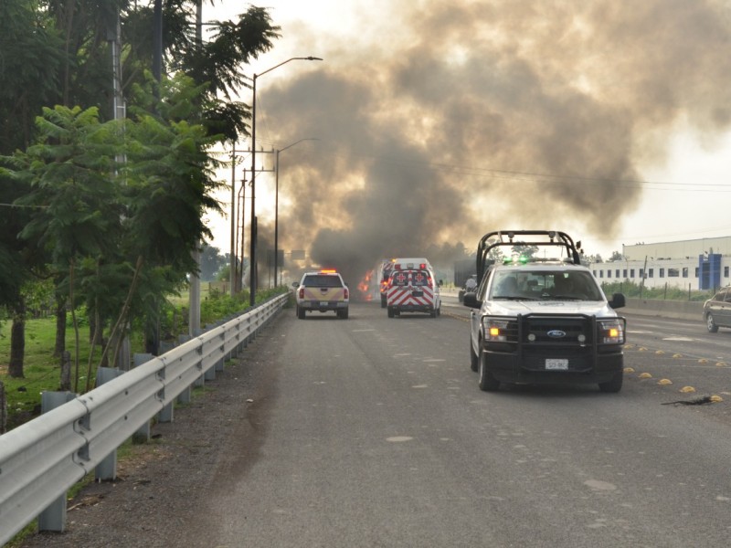 Trailer se incendia tras choque; no hay lesionados