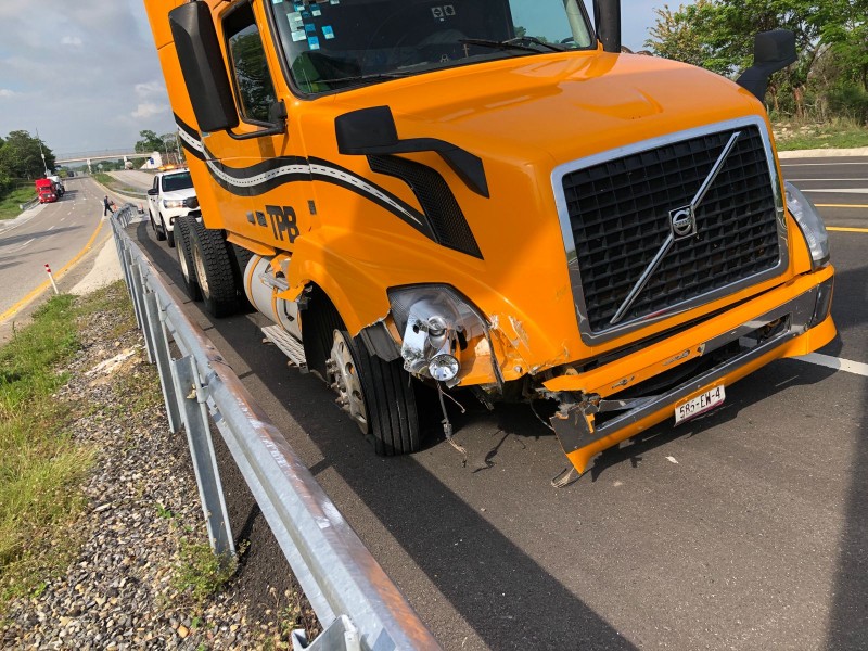 Trailer se lleva barrera de contención en autopista