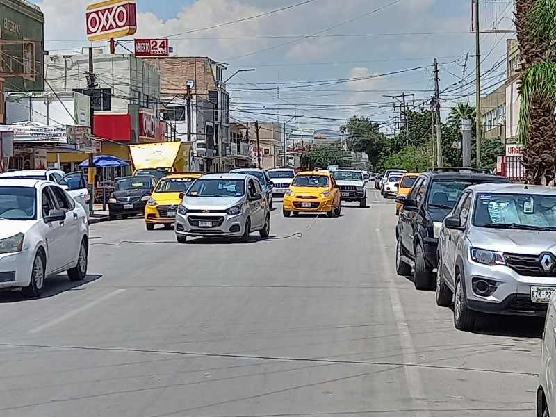 Trailer se lleva cables y provoca caos en el centro