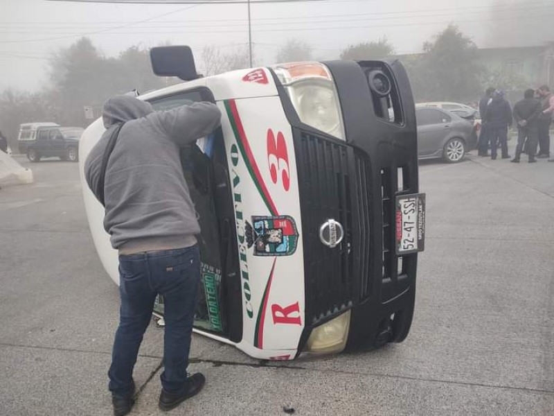 Tráiler se queda sin frenos en Chignautla y deja lesionados