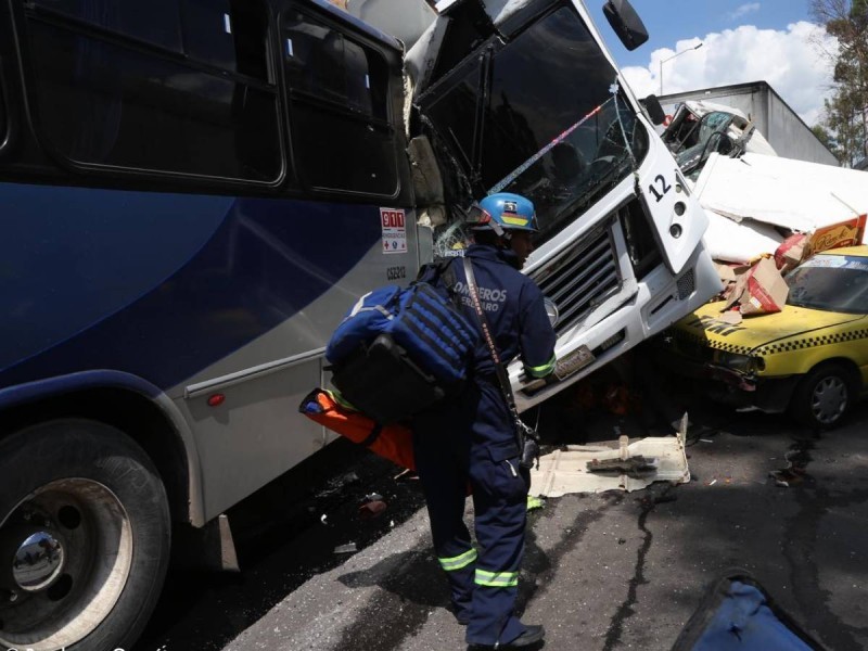 Tráiler se queda sin frenos en Querétaro y provoca carambola