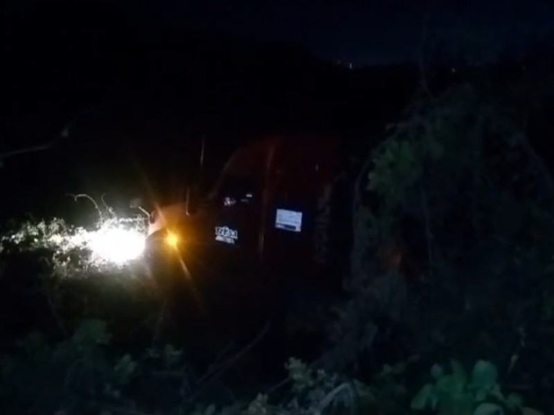 Trailer se sale de carretera Manzanillo-Colima, operador abandona unidad