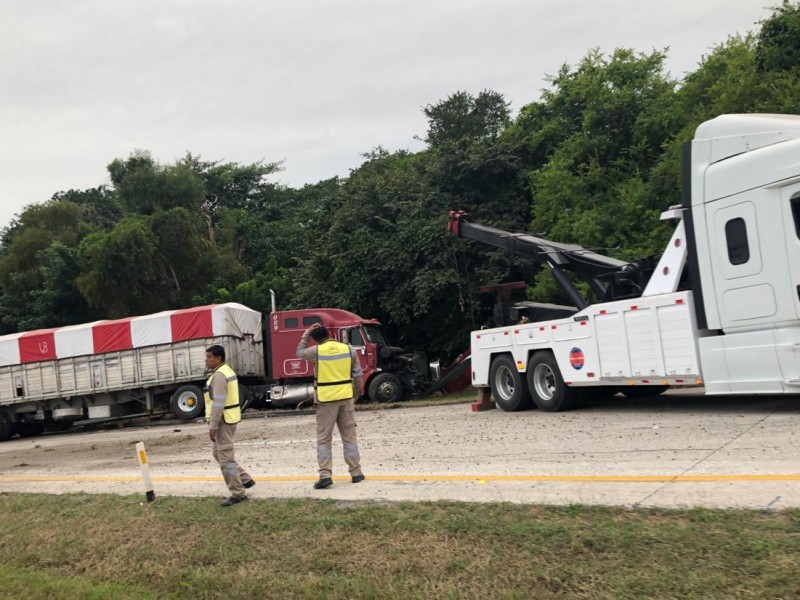 Tráiler se sale de la autopista México-Tuxpan