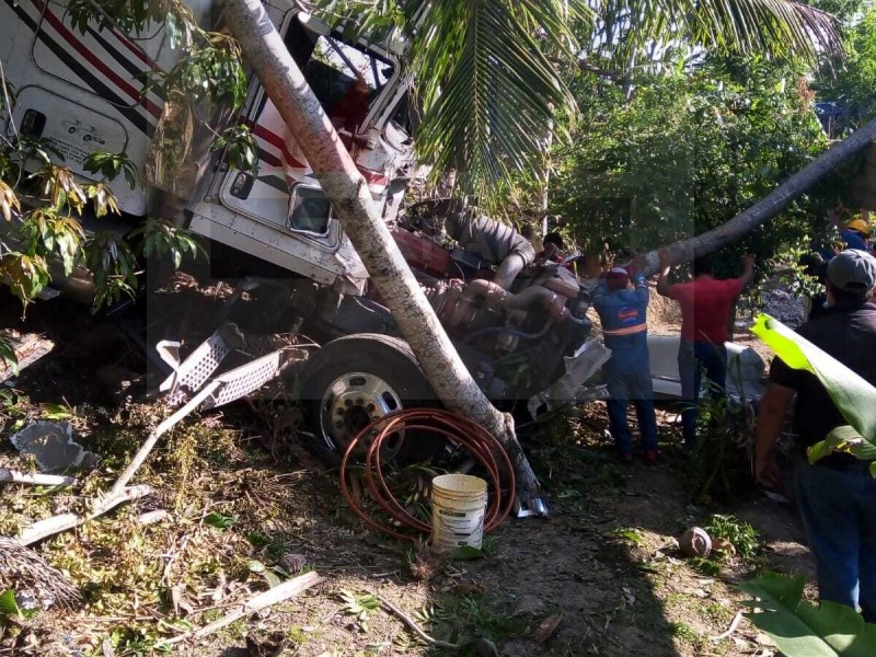 Tráiler se sale de la carretera en Cañada Rica