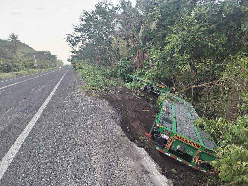 Tráiler se sale del camino en tramo en El Papayo