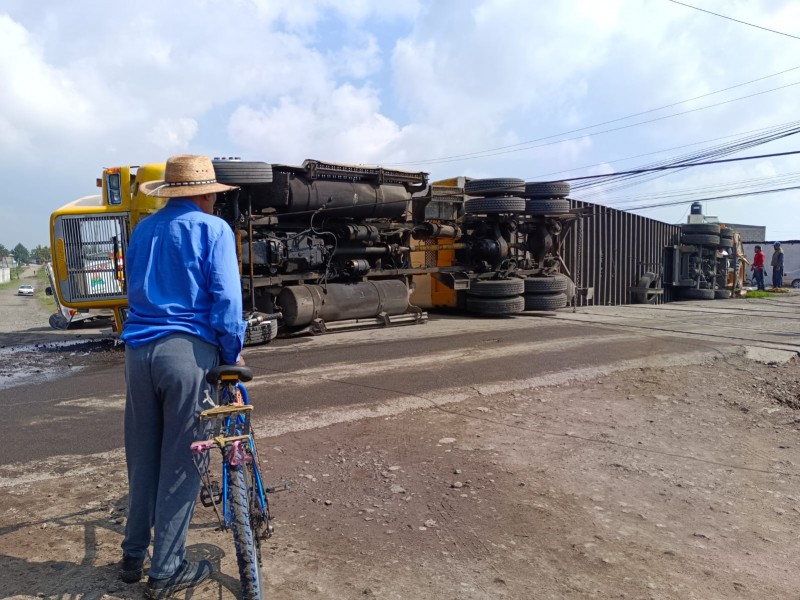 Tráiler se voltea en vias del tren en Mina México