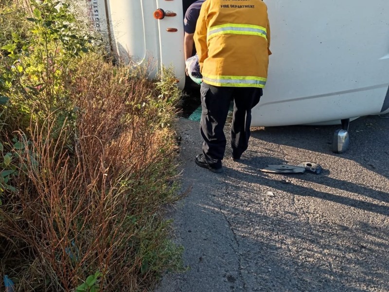 Tráiler se vuelca y deja a conductor lesionado en Mazatlán