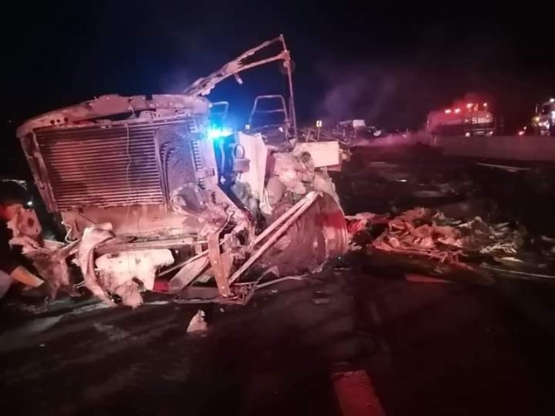 Tráiler sin frenos causa fuerte accidente en libramiento Xalapa-Perote