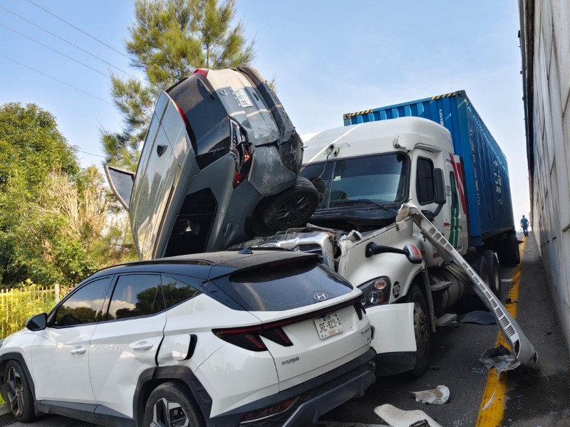 Tráiler sin frenos provoca aparatoso choque en Ciudad Guzmán