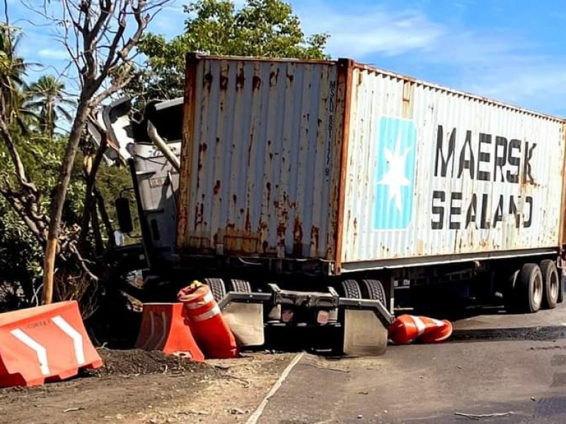 Tráiler sufre accidente en autopista Colima-Manzanillo, no hay lesionados