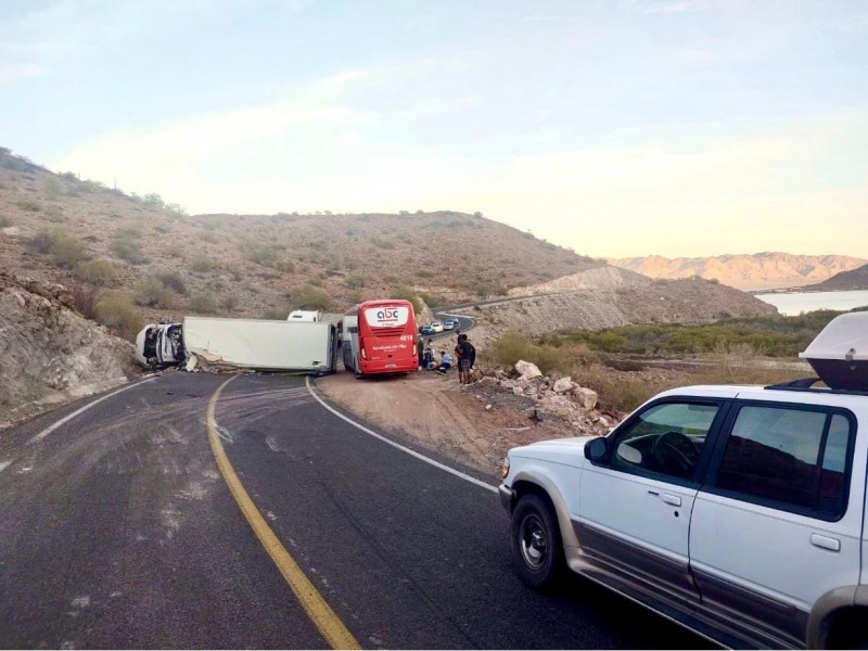 Tráiler sufre volcadura en carretera Loreto-Santa Rosalía