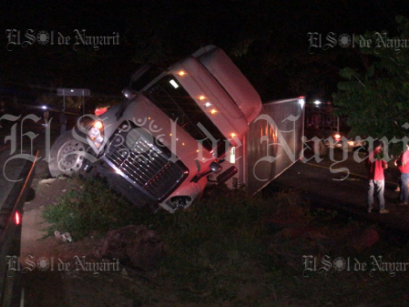 Trailer termina volcado en carretera Tepic-Puerto Vallarta