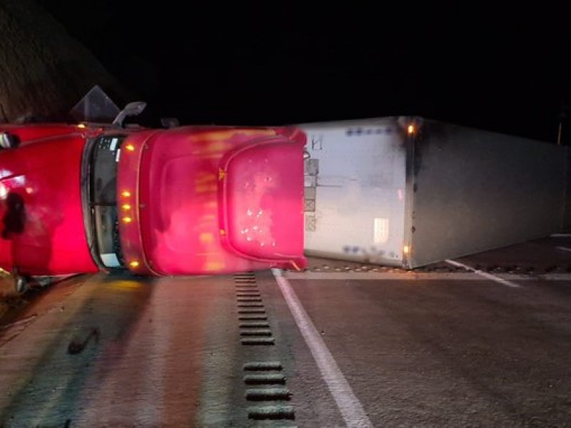 Tráiler termina volcado en la México - Puebla