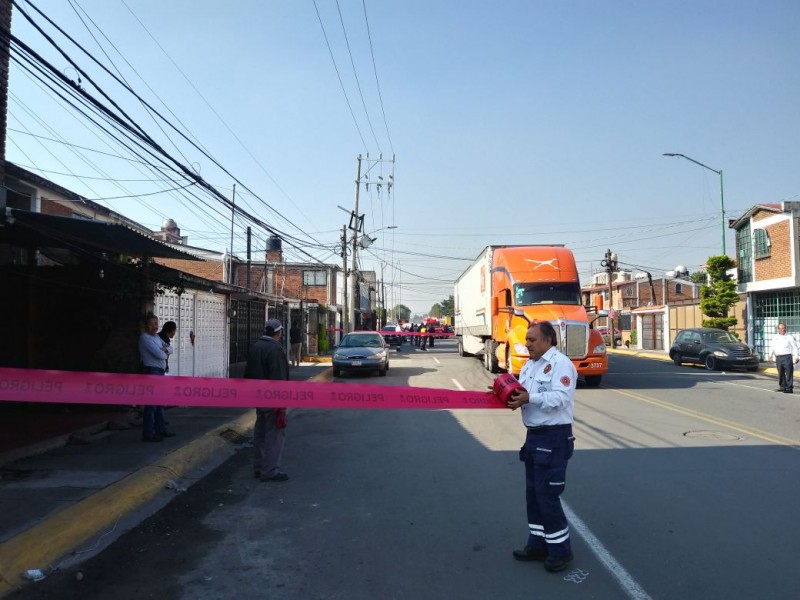 Tráiler tira cables en la colonia Científicos