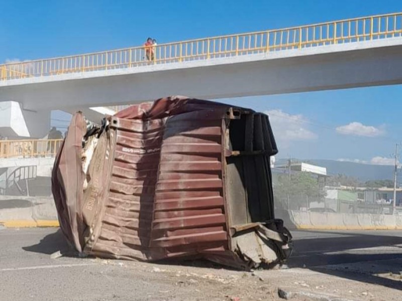 Tráiler tira contenedor en la autopista Manzanillo-Colima