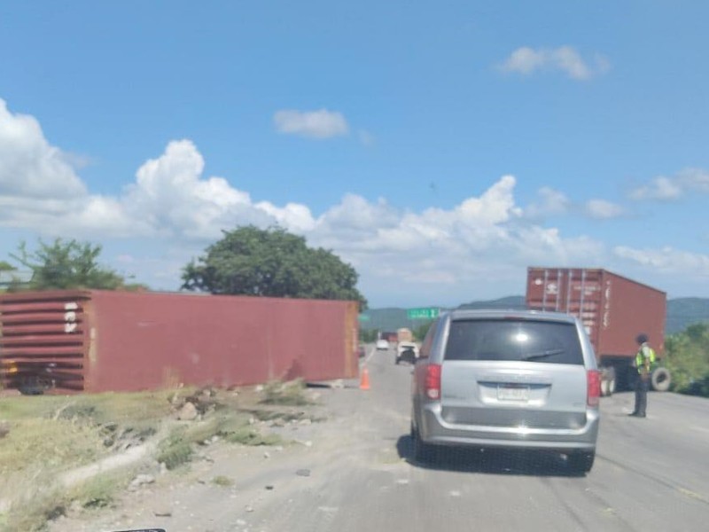 Tráiler tira contenedor en la autopista pasando La Salada
