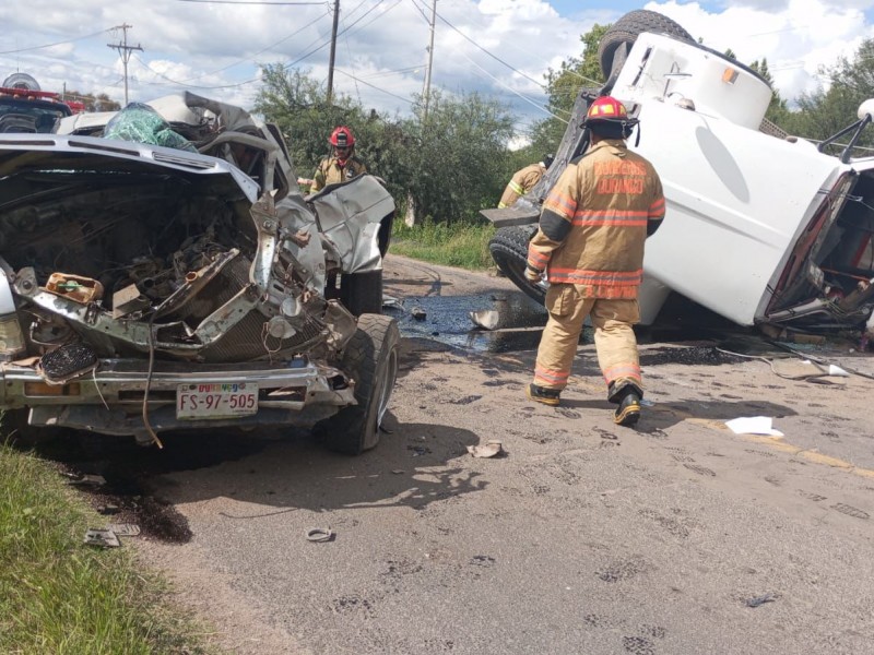 Trailer trompo contra camioneta, 1 fallecido