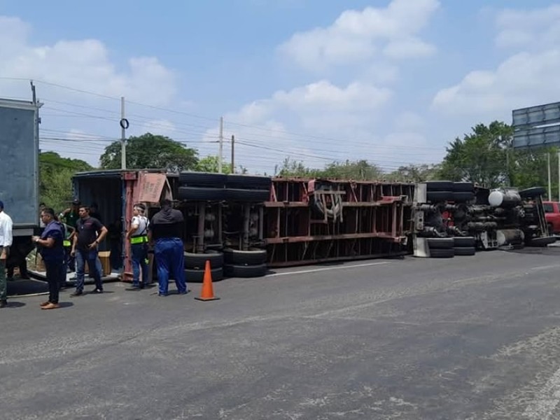 Tráiler volcó en carretera Veracruz-Xalapa; conductor fue golpeado