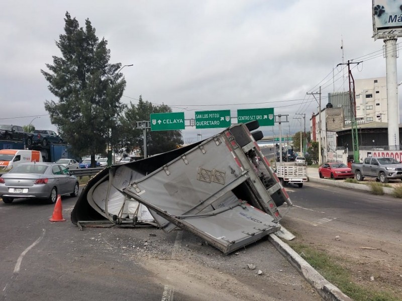 Tráiler volcó y colapsó la 57 desviación Celaya