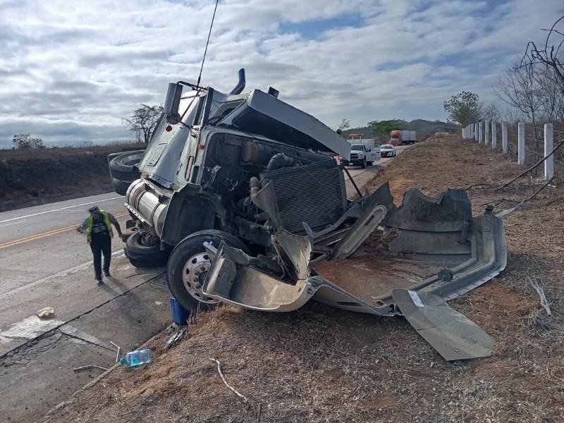Tráiler vuelca en carretera de cuota Villa Unión-El Rosario