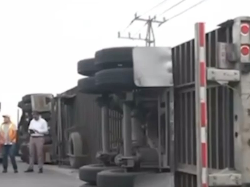 Tráiler vuelca en Circuito Exterior Mexiquense: Caos vial por horas