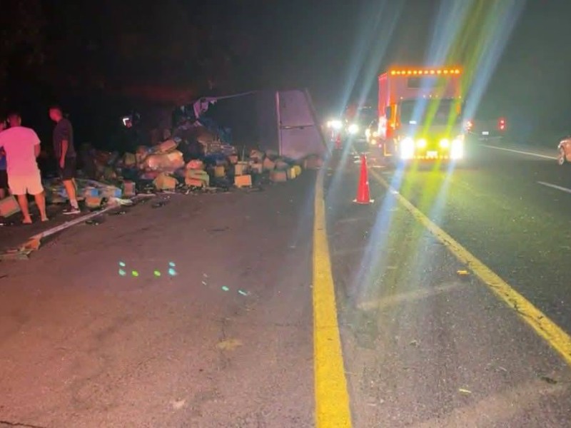 Tráiler vuelca en la Autopista Tepic-Mazatlán; dos personas resultaron lesionadas