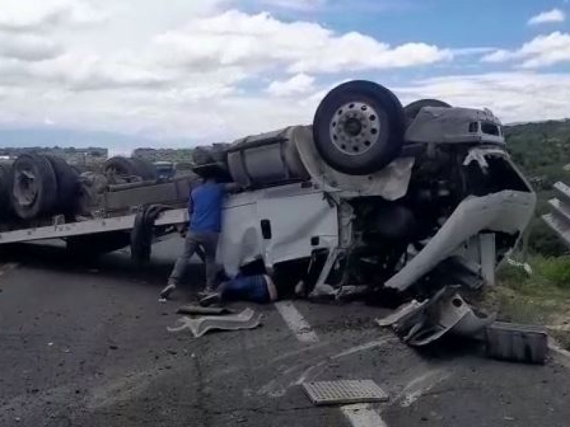 Tráiler vuelca en la Cuacnopalan-Oaxaca por exceso de velocidad