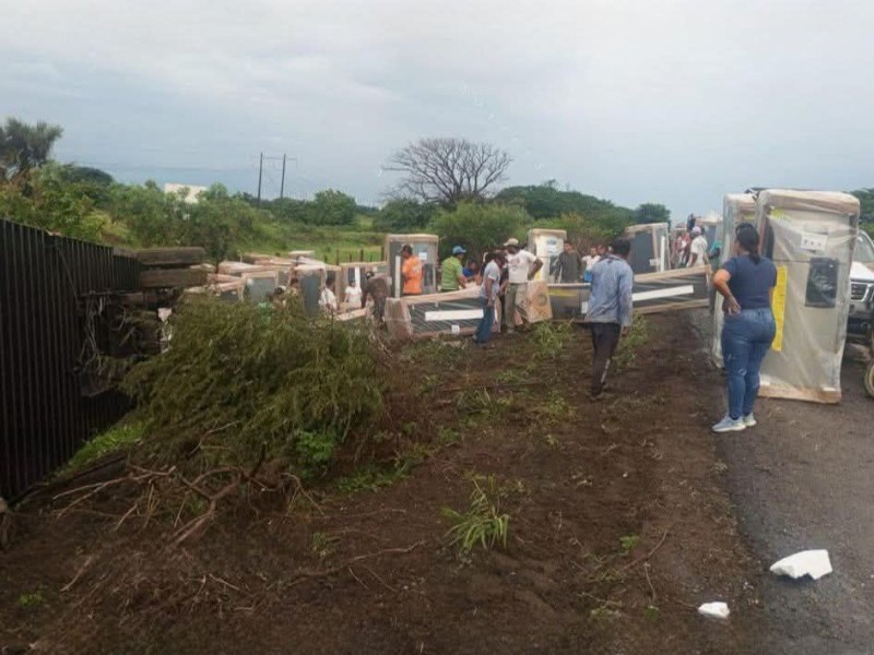 Tráiler vuelca en tramo La Ventosa–Zanatepec y desata de rapiña
