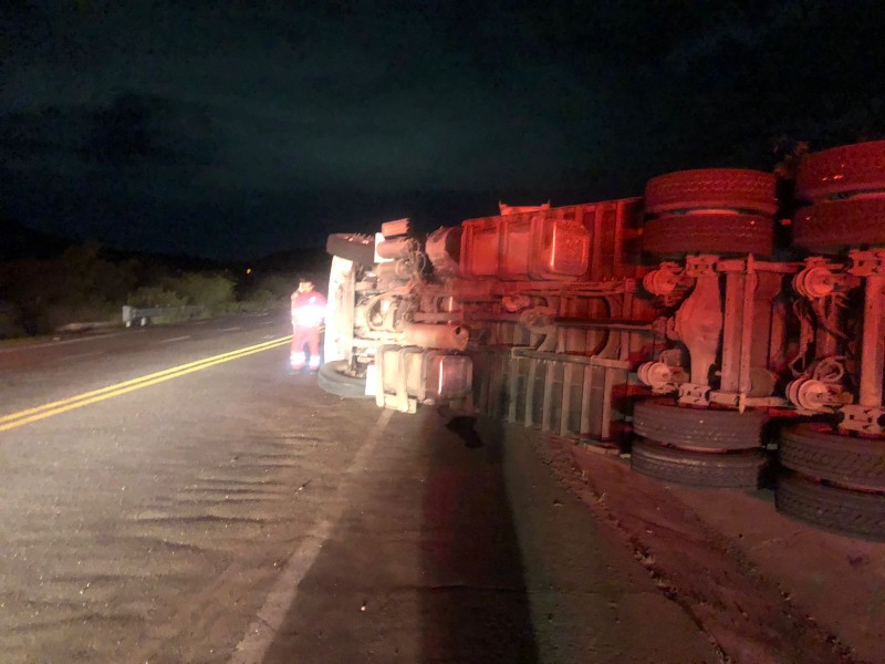 Tráiler vuelca sobre carretera a Parral; conductora resultó con lesiones leves