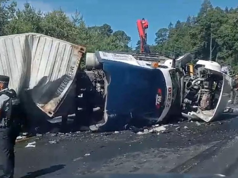 Tráiler vuelca y provoca cierre total del libramiento de Xalapa