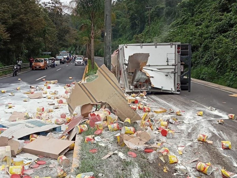 Tráiler vuelca en la Xalapa-Coatepec