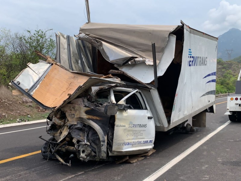 Trailer y camioneta chocan de frente en La Unión