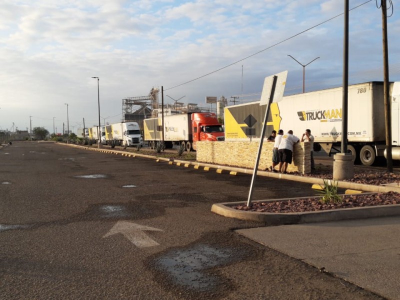 Traileros cumplen amenaza de plantarse en la entrada sur Obregón