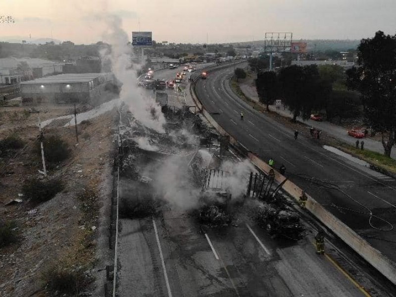 Tráilers incendiados colapsan y tienen cerrada la 57