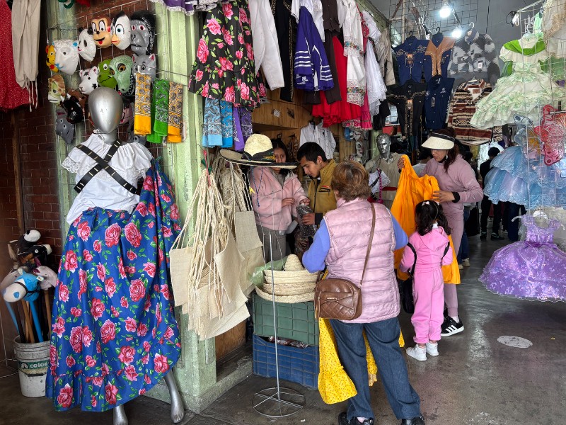 Trajes regionales prevalecen, mexiquenses se preparan para festivales del 20 de noviembre