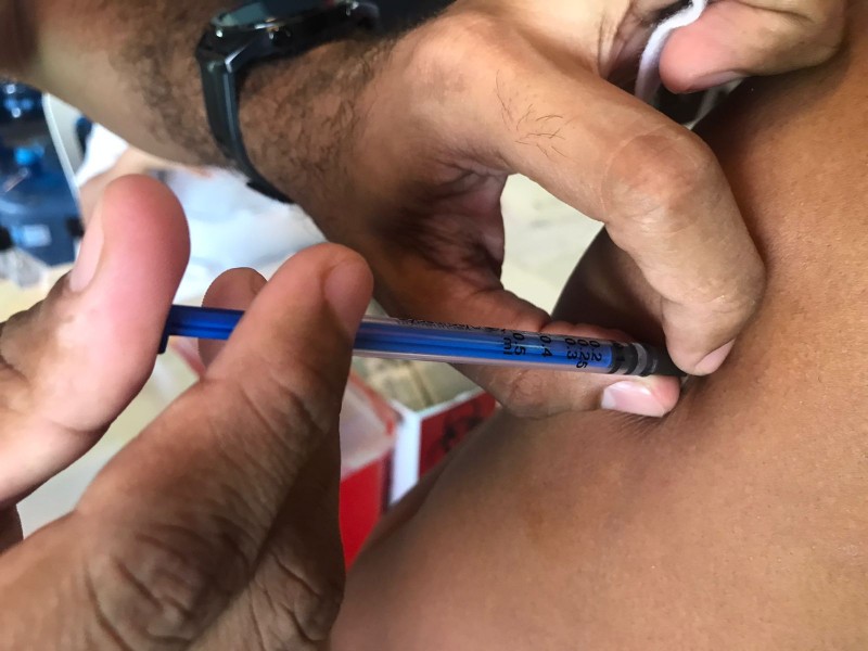 Tramita diputada amparos para vacunar a menores de edad