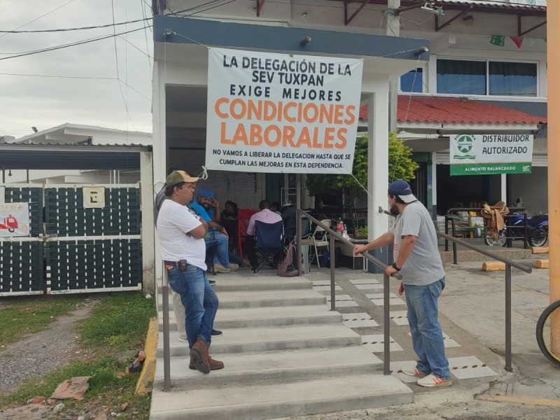 Trámites detenidos por paro laboral  en la SEV Tuxpan