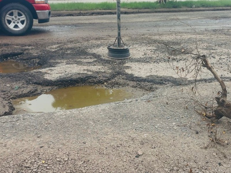Trampas mortales:baches se multiplican en calles de Los Mochis