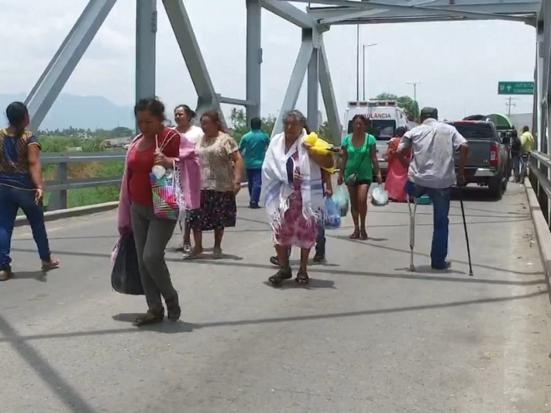 Transeúntes afectados por bloqueo carretero