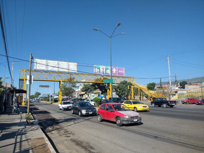 Transeúntes en desacuerdo con retiro de dos puentes peatonales