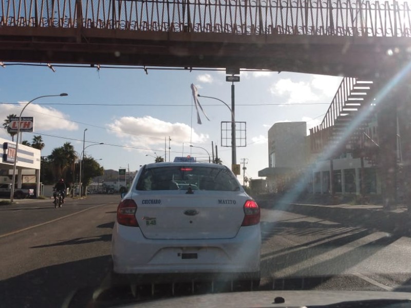 Transitan taxistas con banderas blancas, piden paz