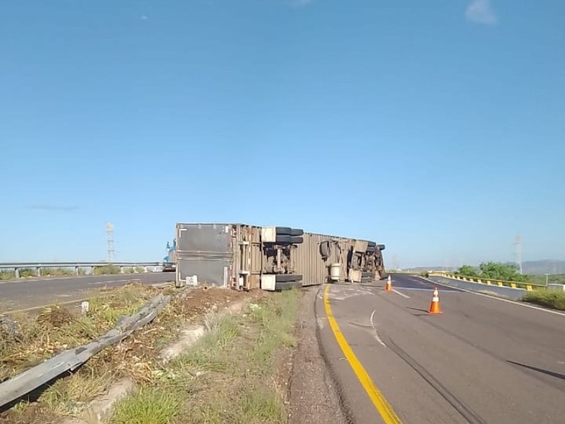 Tránsito lento por accidente carretero en libramiento Guaymas