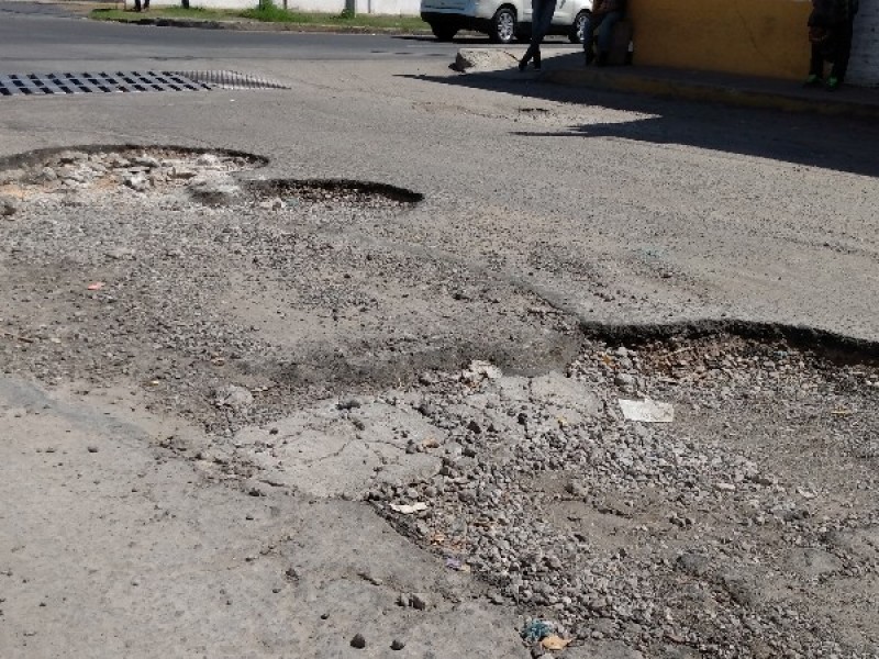 Tránsito pesado dejó baches en Calle Francisco Villa