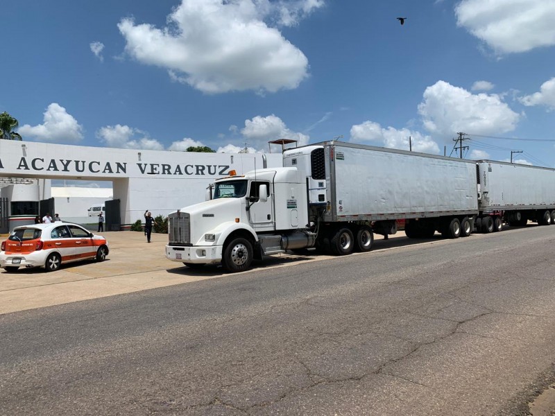 Transportaban en trailers decenas de migrantes