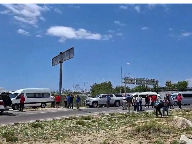 Transportadoras turísticas bloquearon acceso al Aeropuerto de Los Cabos